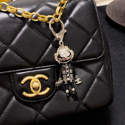 【二手】香奈兒Chanel水鉆獅子炫彩包飾、鑰匙扣該配飾由奢華材料製成，飾