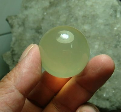 晶玉堂**保證天然--馬達加斯加—近全美--星光黃水晶球--32mm**不流標