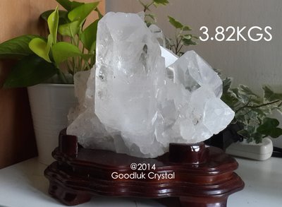 天然原礦白水晶簇～骨幹水晶柱～净重约3.82公斤，高16公分，贈底座～好運到水晶坊（A17_43）