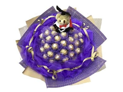 娃娃屋樂園~畢業學士熊+33朵金莎巧克力(網紗)花束-紫色 每束1550元/畢業花束