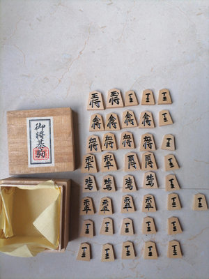日本 將棋 黃楊木黑雕木質很好全新送復印紙棋盤一張4