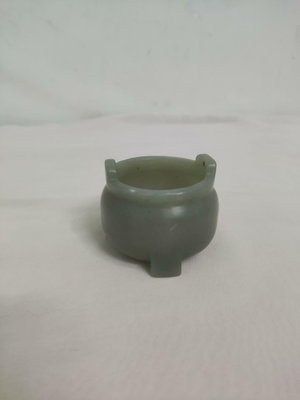 舊藏和闐青玉小香爐，可作擺件，是難得的精品收藏。3865
