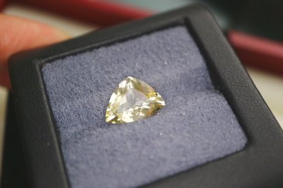 【艾爾莎寶石+】3.03ct 黃金比例三角形！天然無燒黃金綠柱石 Golden Beryl 罕見切割
