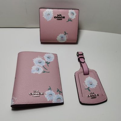DanDan代購 美國正品 COACH C3061 粉色印花 粉色小花 最新款 護照本 行李牌 短夾 小巧可愛 附購