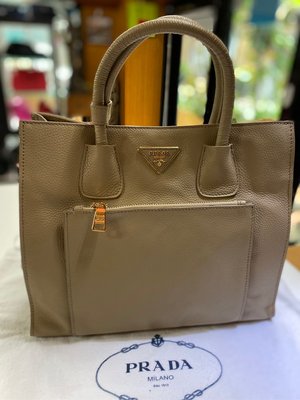 美麗堡精品 PRADA outlet 真品 BN2626 皮革 天使包 蝙蝠包 灰色 (現貨) 過季真品 珍藏出清