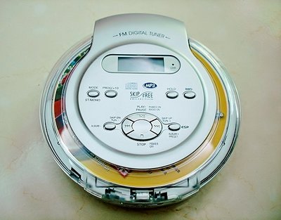 【小劉家電】全新超重低音MP3/CD隨身聽,可聽FM,可充電,附耳機,USB充電線