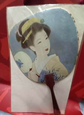 日本製扇形賀卡(藝妓、舞妓圖案)手持式固定紙扇含木柄，扇子背後可留言，有趣且復古的卡片(附信封)趣味のうちわ封筒付