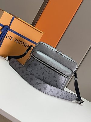 【二手正品】Louis Vuitton 路易威登 OUTDOOR 郵差包 肩背包 挎包 銀色 M30830