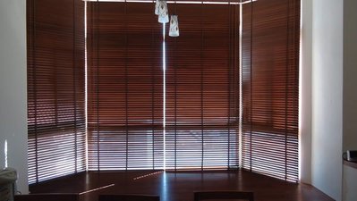 賞心悅目專業窗簾訂做安裝:台灣椴木百葉窗35mm加布梯帶.深色也很有質感ㄡ!