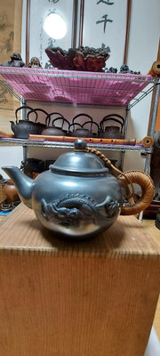 1970～1980年代鹿港製龍鳳貼花純銀茶壺，底款：「鹿港龍山純銀99.9％」，約12.5×7.5×7.5公分、287.5公克。