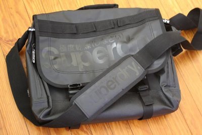 Superdry 極度乾燥 Tarpaulin Laptop Messenger Bag Black Label  黑底 黑字 防水 15吋 筆電包 側背包