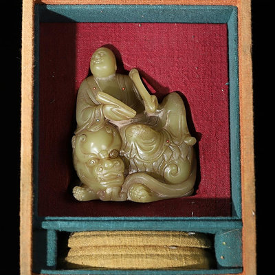 舊藏壽山石凍石鑲嵌綠松石紅珊瑚手工雕刻羅漢擺，凈長9.5厘米寬6.8厘米高11厘米，1842