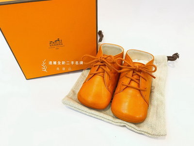 (非賣品)高雄店 遠麗全新二手名牌館~K4448 Hermes 愛馬仕橘羊皮綁帶嬰兒鞋