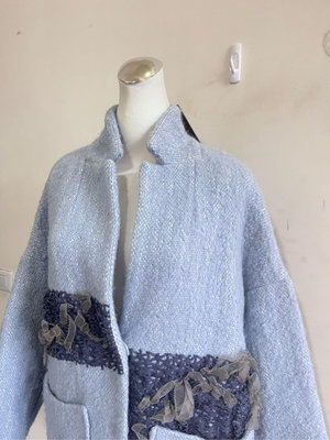 楹。服飾@陳探月Tan&amp;Luciana秋冬品項-水藍色立體質感羊毛編織造型外套 F $19980