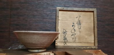 @@@六合堂@@@日本桃山時代以前更古老~琉璃釉，高麗茶碗~年代許久~有原盒包裝。特殊細緻土胎~琉璃釉開片漂亮~，吸水會