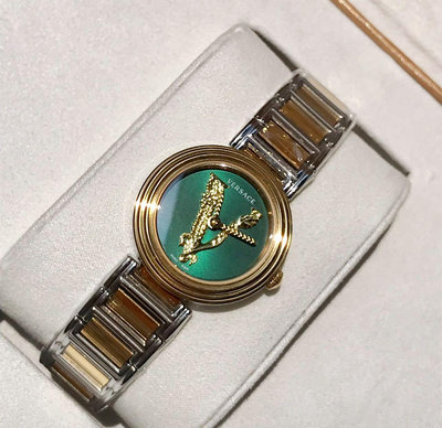 VERSACE Virtus Mini 金色立體V字浮雕 綠色錶盤 金色配銀色不鏽鋼錶帶 石英 女士手錶 VET300821