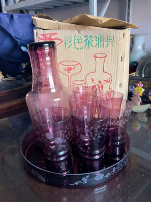 二手 上海白鶴玻璃器皿廠彩色茶酒具六只杯子和一套盛酒瓶和一個杯，一 古玩 老貨 雜項【孔掌櫃】