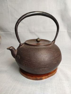 日本舶來品老鐵壺，壺嘴鑲銀，老堂口保壽堂老鐵壺品相非常不錯