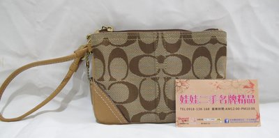 ♥♥娃娃二手名牌精品♥♥COACH-駝色 LOGO 拉鍊 小方包 手提包~特價1580