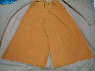 Uniqlo 亮黃橘色彈性五分寬褲,尺寸M,腰圍25.5吋,長度27.25吋,褲檔長13.75吋,少穿很新,清倉大拍賣
