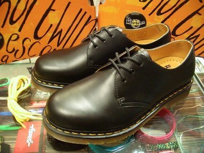 { POISON } Dr. Martens 3孔皮鞋式短靴 1461硬派經典 UK8 (US9)
