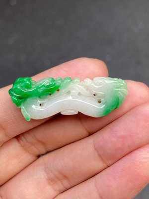 「愛玉冰」A貨緬甸產天然翡翠-----瓷底白底青艷綠龍勾如意墜