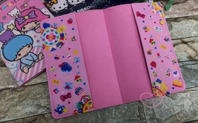 小花凱蒂日本精品♥ Hello Kitty凱蒂貓與朋友滿版插畫插畫圖護照套皮質護照包卡套 白/粉款 42223405