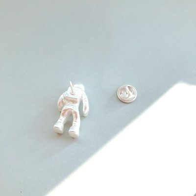 Missdiva~紅道新款混合材質包包卡通別針開衫固定扣小商人 宇宙宇航員胸針