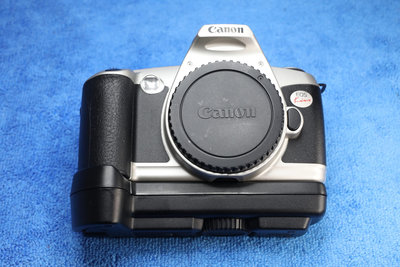 【Canon 底片機】EOS Kiss 功能完全正常，附電池手把，可裝一般AA 3號充電電池，一次可拍40-50捲底片～