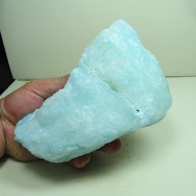 【競標網】天然罕見漂亮非洲矽藍寶石原礦1360公克(網路特價品、原價1600元)限量一件