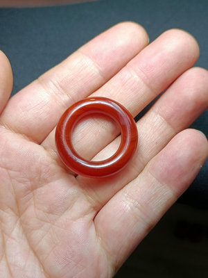 老南紅瑪瑙環，包老清代，放漏價出，滿柿子紅，瑪瑙紋理清晰，精
