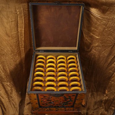 珍藏收清代乾清宮藏珍貴罕見極品冰種黃龍玉手鐲一箱   一箱盒子尺寸43X43X45厘1394