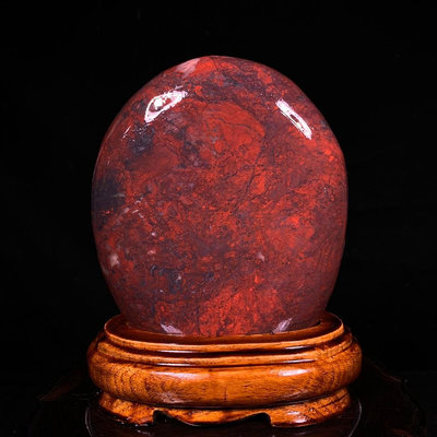 廣西雞血玉 天然原石打磨帶座高16.5×12×4.5厘米 重1.7公斤150579 奇石 擺件【九州拍賣】