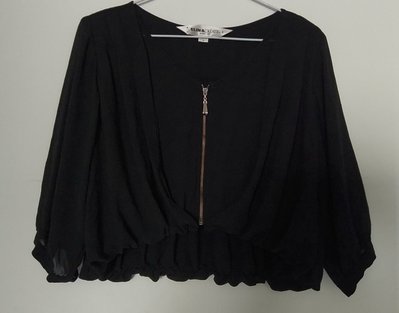 （搬家大出清）專櫃 依瑤 ELINA CREATEUR 黑薄紗假兩件罩衫/小外套，7分袖YKK金屬拉鍊鏤刻ELINA拉頭。雙層薄紗不透。尺寸11，165/88A