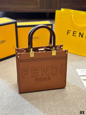 【King女王代購】  FENDI 芬迪 新款 peekabo 購物袋 經典的tote造型 托特包 牛皮 尺寸：26 23cm