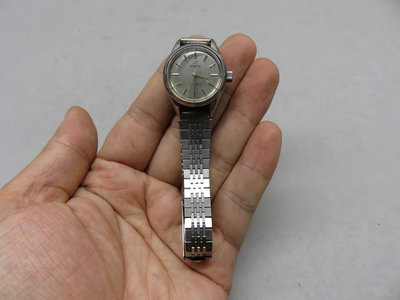 英納格ENICAR石英女式手表，表身及表帶均有磨花，表帶內側