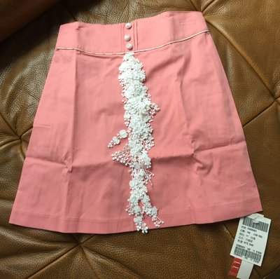 {全新品｝專櫃正品ELLE粉橘色綴蕾絲短裙，size:140cm