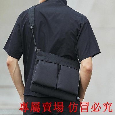日系郵差包 可放iPad 肩背包 單肩包 斜背包 側背包 男生包包 男包 魔法巷 E