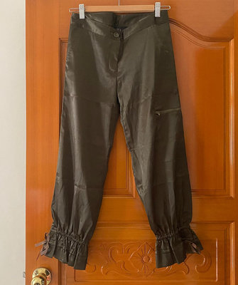 (A3) 全新 BiGi 個性軍綠緞面絲質氣質時尚中低腰縮口造型七分褲/九分褲~(6)~1000元~免郵