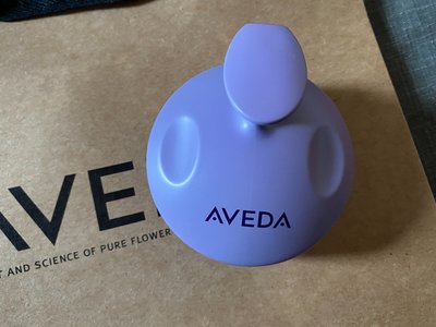 AVEDA 蘊活頭皮按摩刷 新顏色 淡紫色 (全新-櫃上正貨) 特價:720元 外出旅遊隨身攜帶更方便