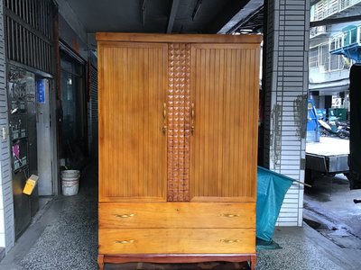 檜木衣櫃， 古董使用、流傳百年，面寬：125cm 高191cm 深度：51cm，分上下座組合