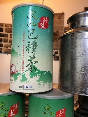比賽茶、老茶(三)，民國84年春季優良獎。文山包種茶，唯一一個，鋁蓋已開拍照用，圓筒鋁紙盒保存，內塑膠包裝未拆有編號