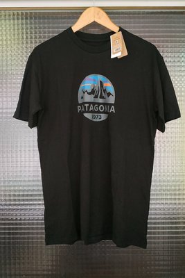 美國品牌 Patagonia 黑色LOGO有機棉圓領短袖休閒T恤上衣(男)