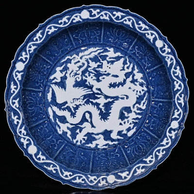 大明宣德紅釉雪花藍留白雕刻龍鳳盤p（8×43.5cm）7001412 瓷器 青花 粉彩【快樂真棒】