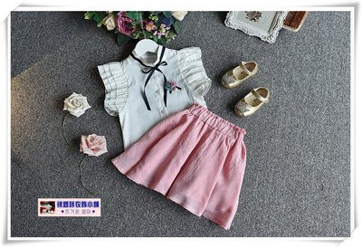 •*~ 辣媽咪衣飾小舖 ~*•❤童裝系列❤Q330395韓版甜美飛袖立領襯衫+雙層短裙二件套