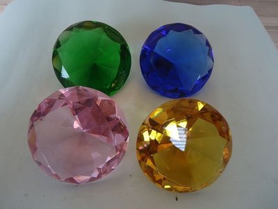 [六順民藝]玻璃製鑽石擺飾(目前還有三個, 每個200元)