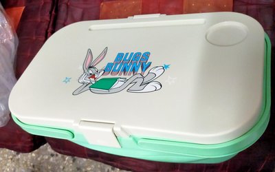 卡通 Bugs Bunny 賓尼兔、兔寶寶 摺疊桌 兔子 摺疊野餐籃 兔巴哥 手提籃子 桌子 兔年 禮物 不附食物 收納箱 不含食品 零食收納籃 儲物籃 儲物箱