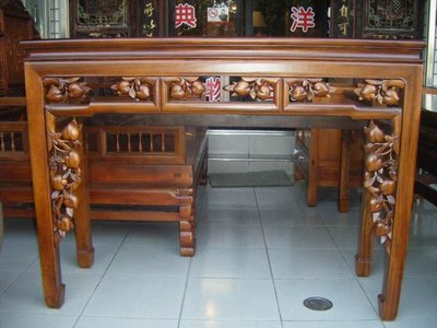 §【beauty /古董/文物 】§    古董家具...台灣烏心石木....雕刻壽桃精緻漂亮的 長桌 神桌 案桌
