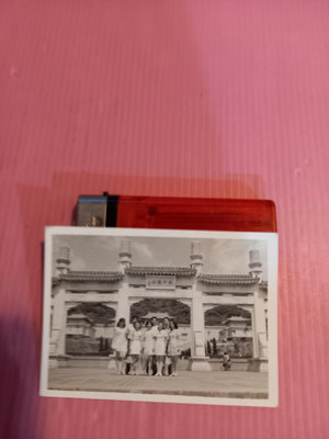愛國大戲院柑仔店..台灣早期照片(紀念照   民國72年  外雙溪合影 現況賣 )D 978