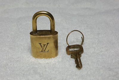 (已讓藏)【精品廉售】Louis Vutton LV鎖頭+鑰匙 #323*原廠貨   (LV皮包/側背包等原廠配件)